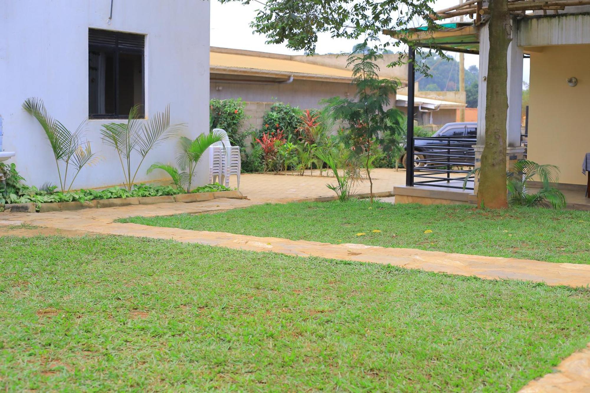 Golden Suites Hotel Entebbe Buitenkant foto