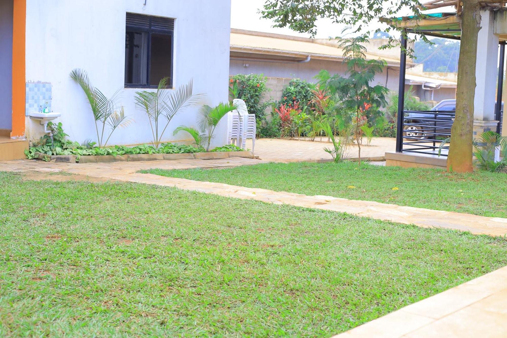 Golden Suites Hotel Entebbe Buitenkant foto